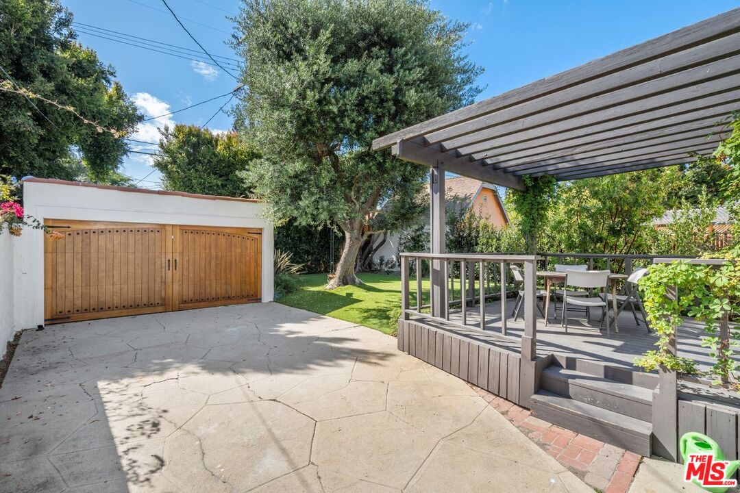 1115 S Point View St