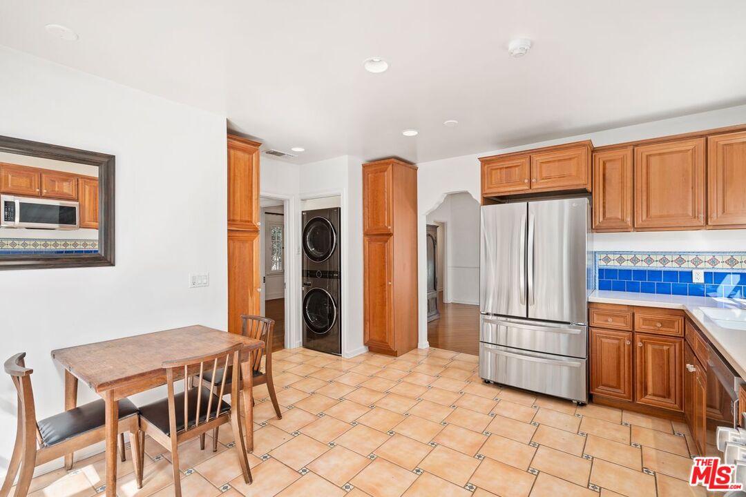 1115 S Point View St