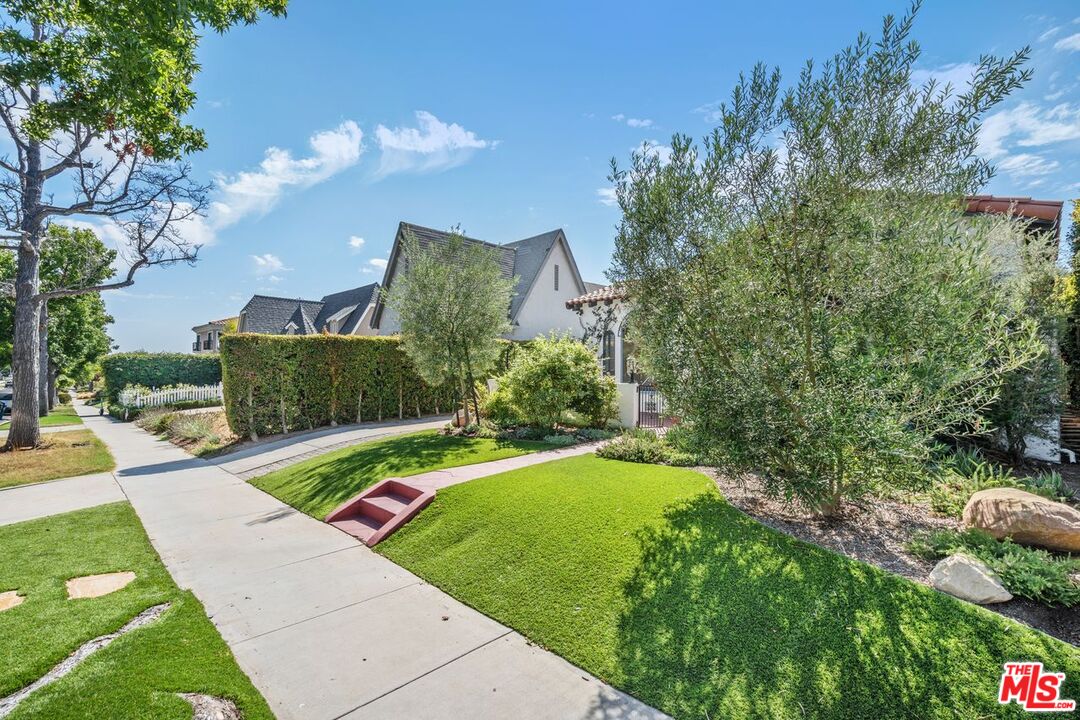 1115 S Point View St