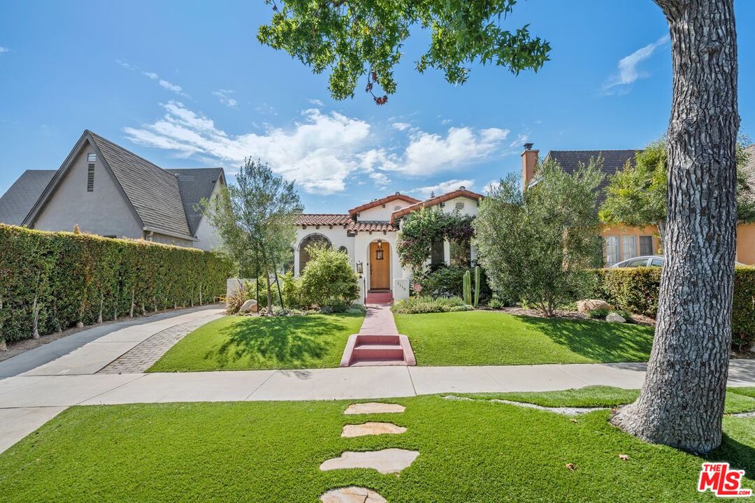 1115 S Point View St