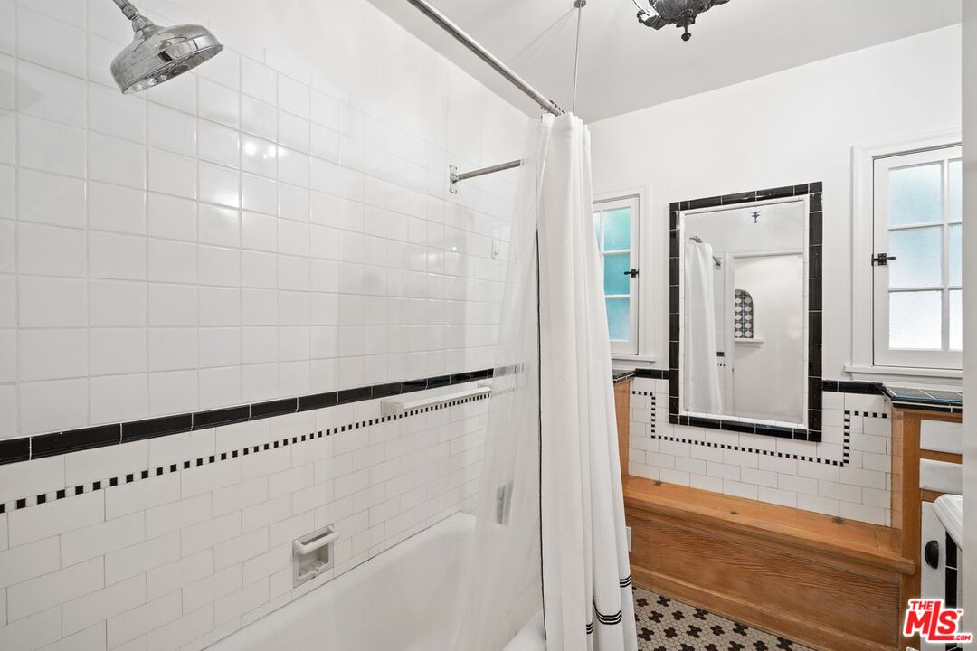 1115 S Point View St