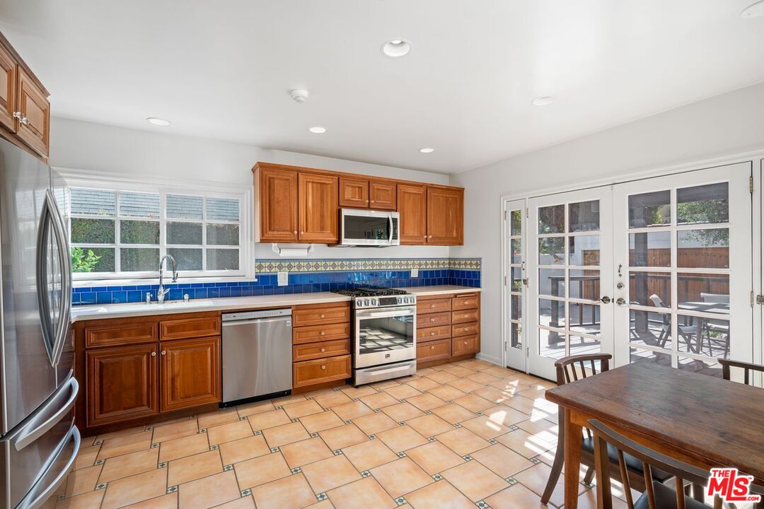 1115 S Point View St