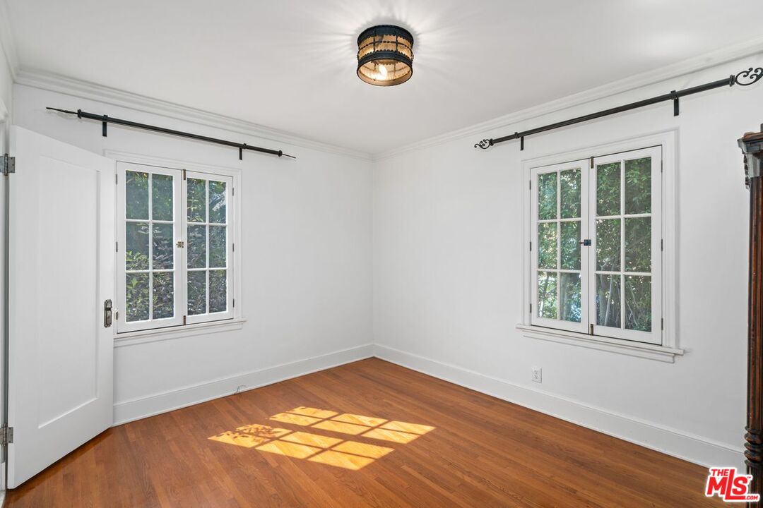 1115 S Point View St