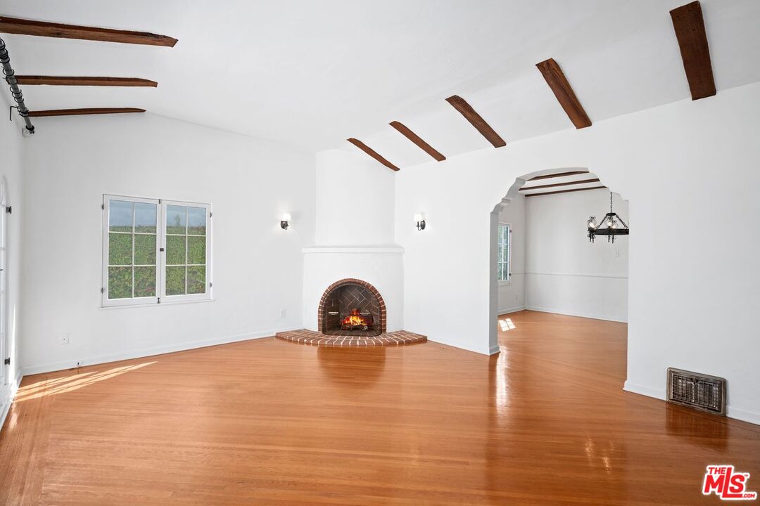 1115 S Point View St