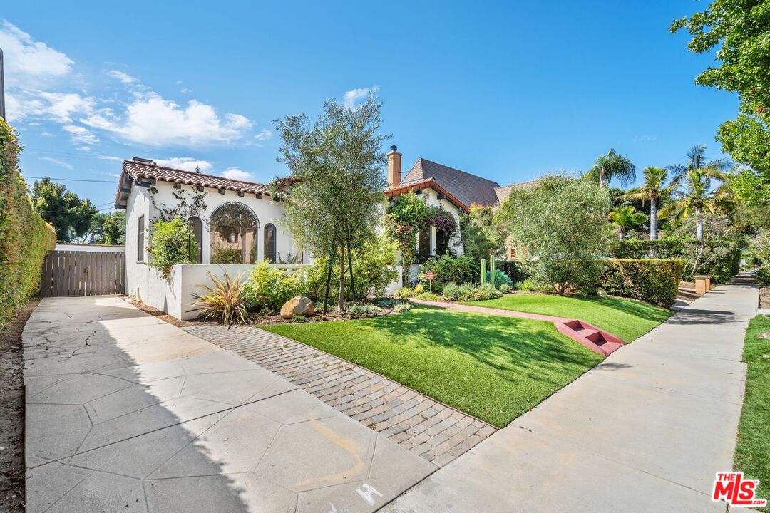 1115 S Point View St