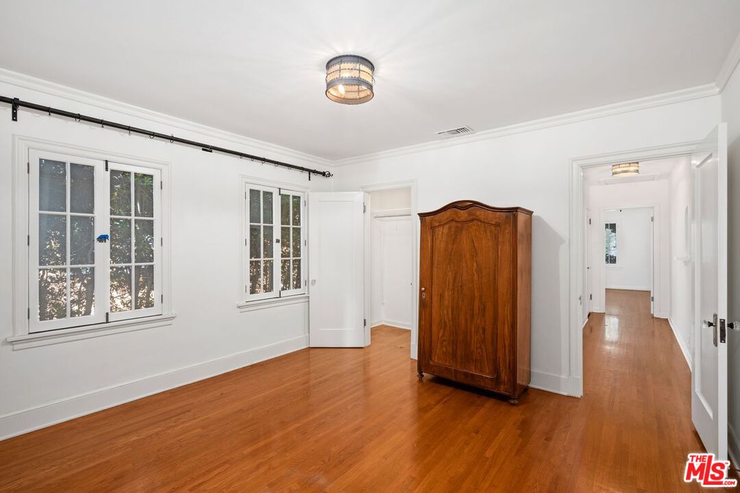 1115 S Point View St