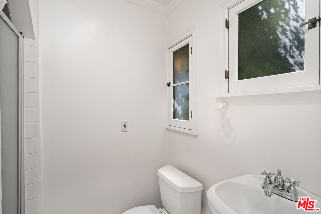 1115 S Point View St