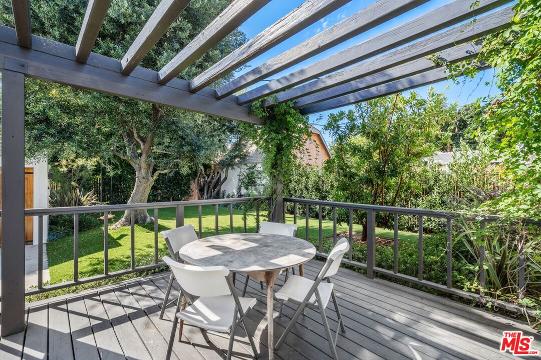 1115 S Point View St