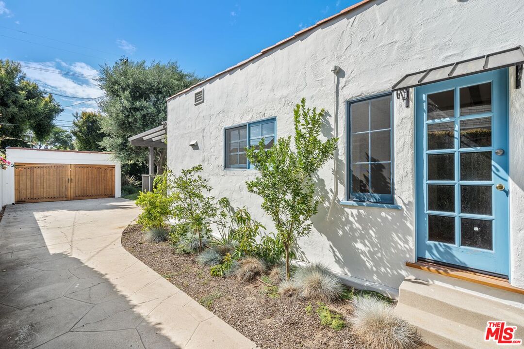 1115 S Point View St