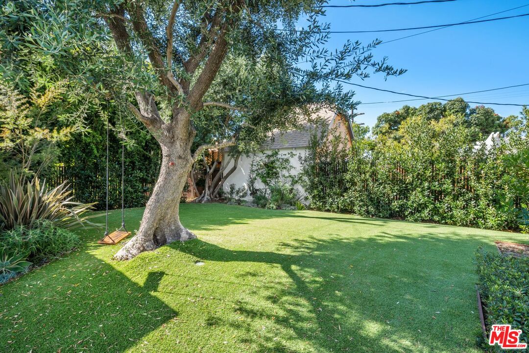 1115 S Point View St