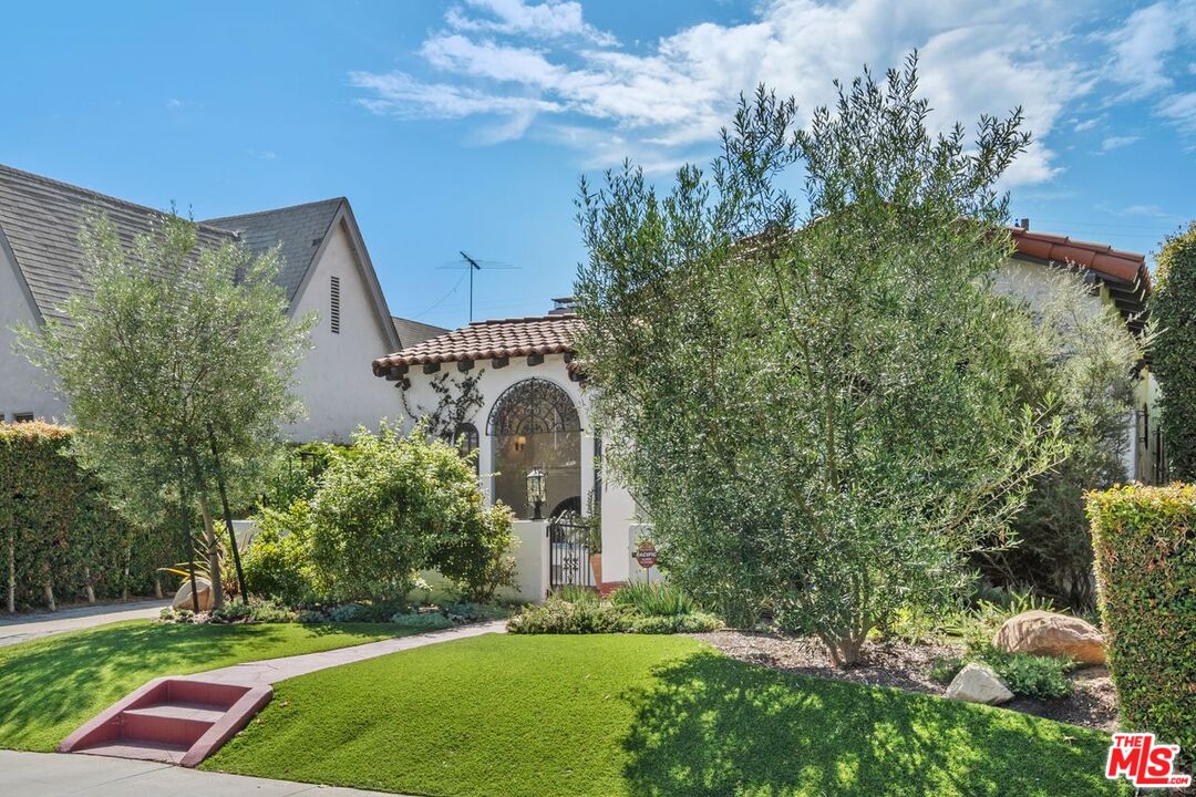 1115 S Point View St