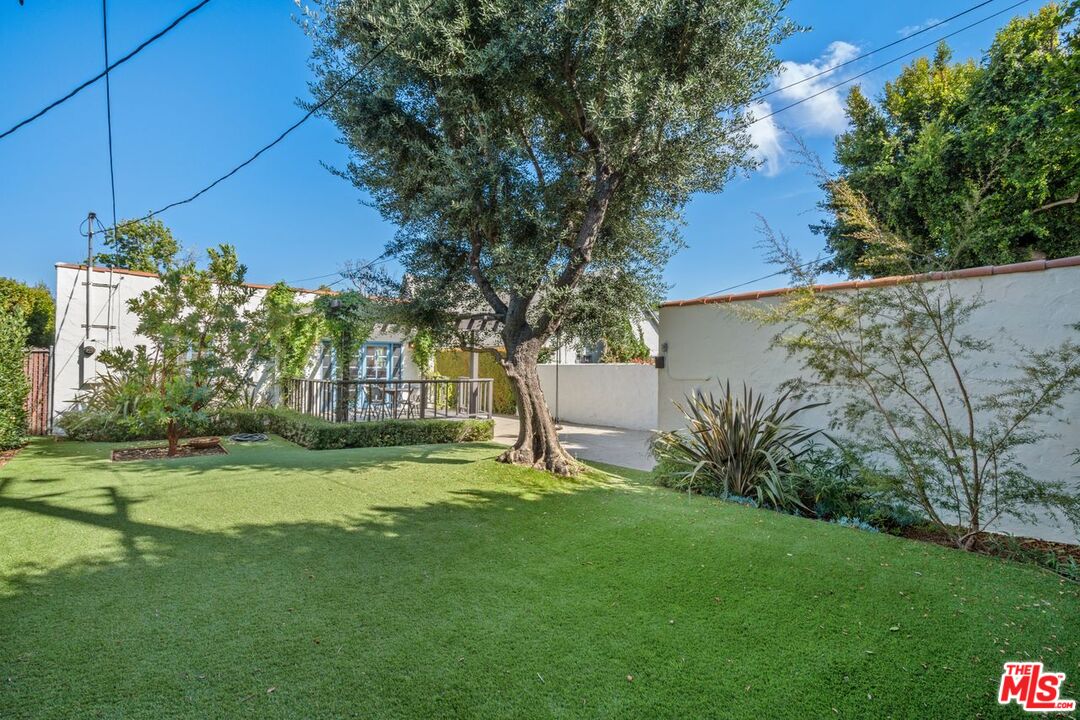 1115 S Point View St