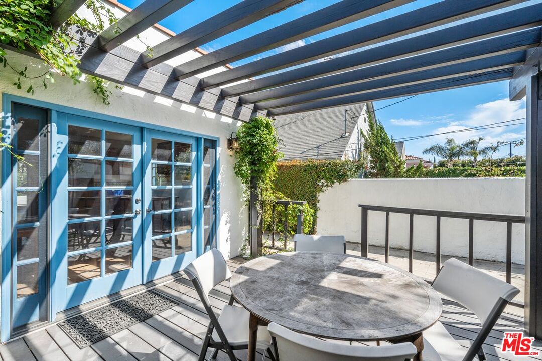 1115 S Point View St