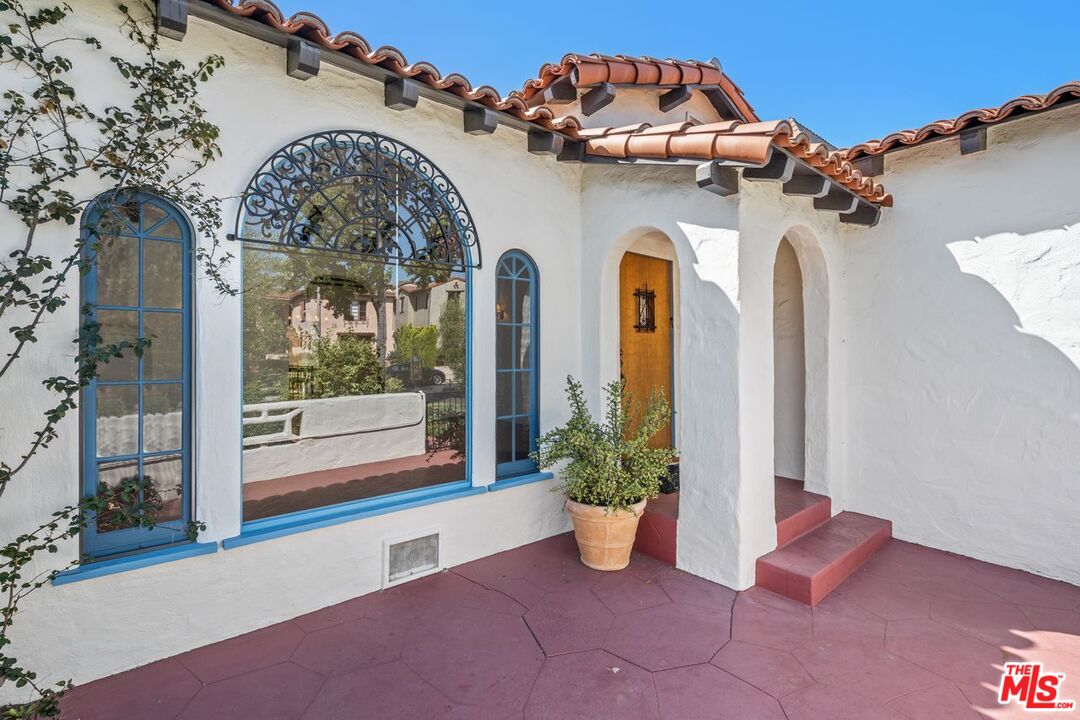 1115 S Point View St