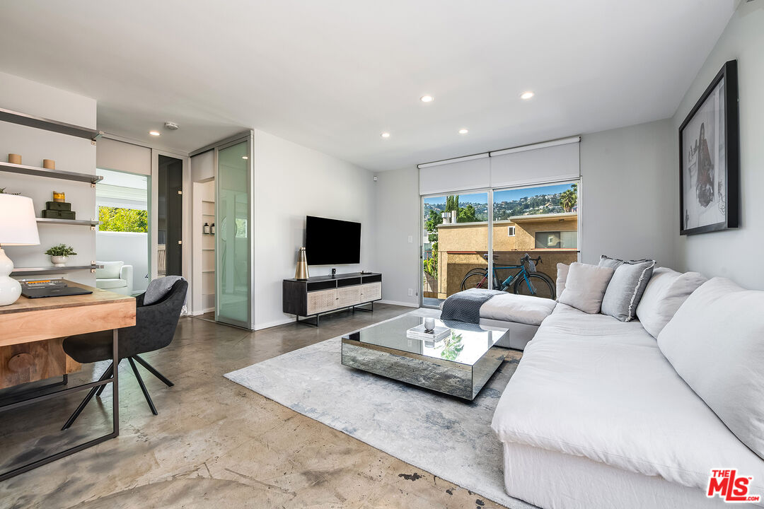 837 N West Knoll Dr Unit: 310