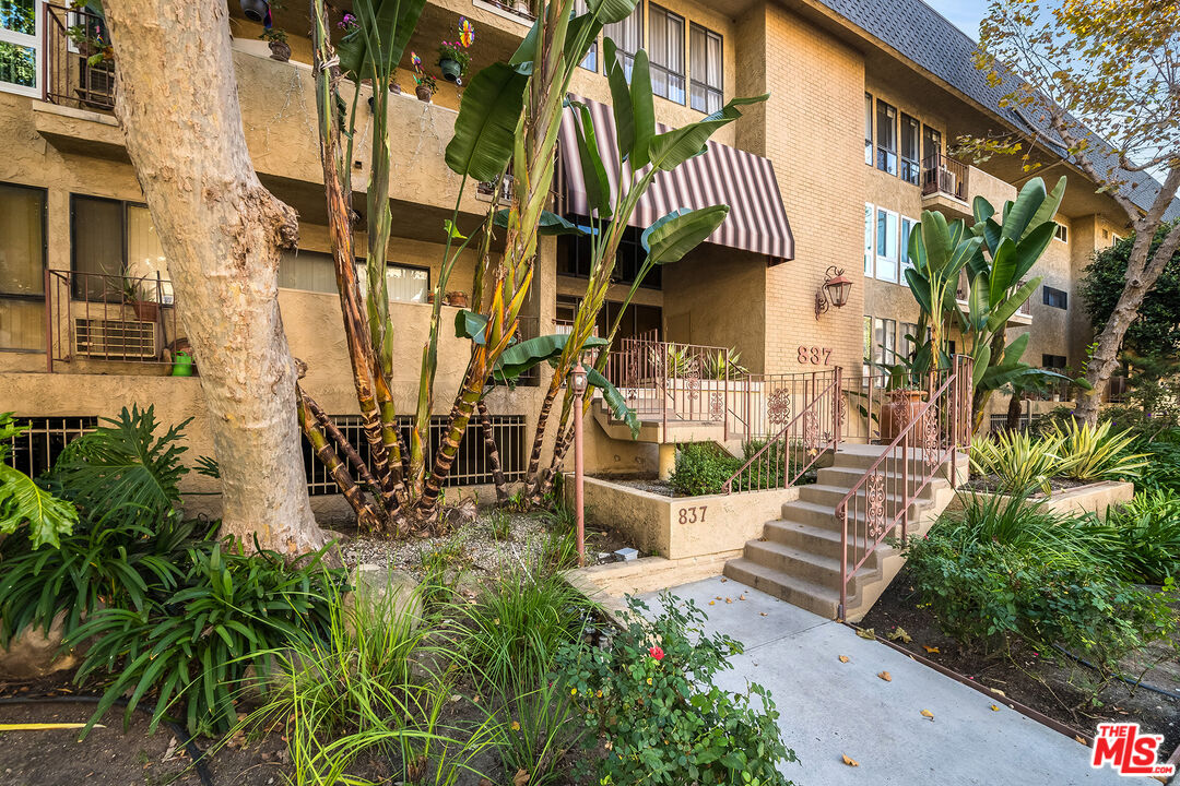 837 N West Knoll Dr Unit: 310