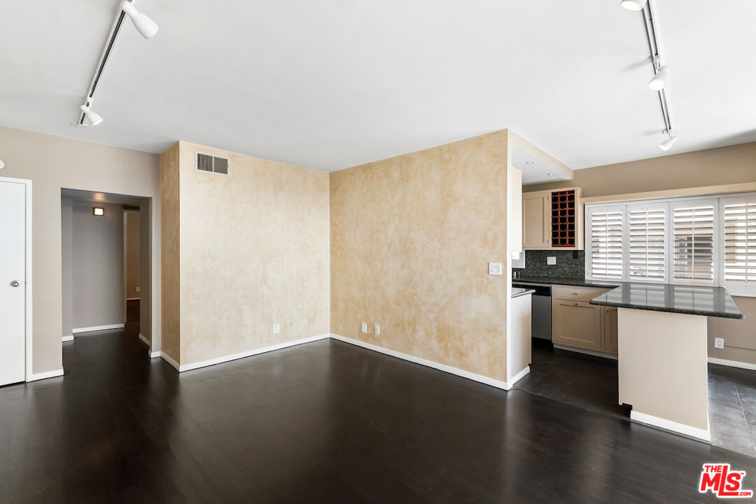 1131 Alta Loma Rd Unit: 202