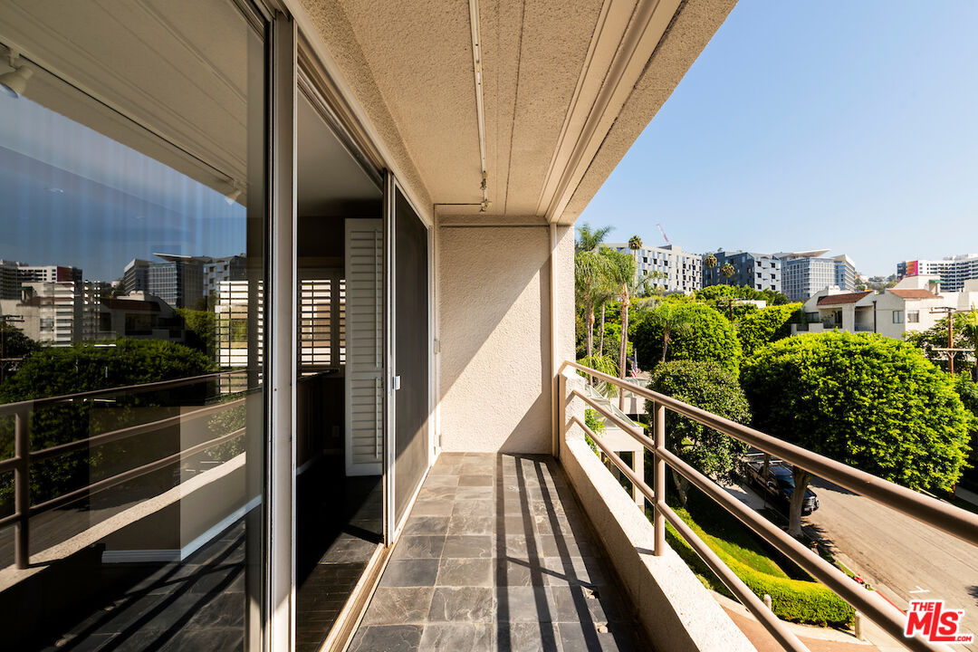 1131 Alta Loma Rd Unit: 202