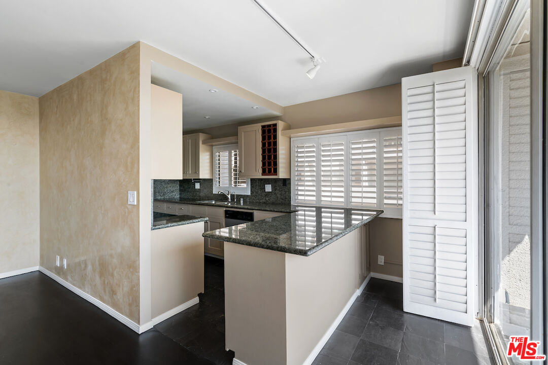 1131 Alta Loma Rd Unit: 202