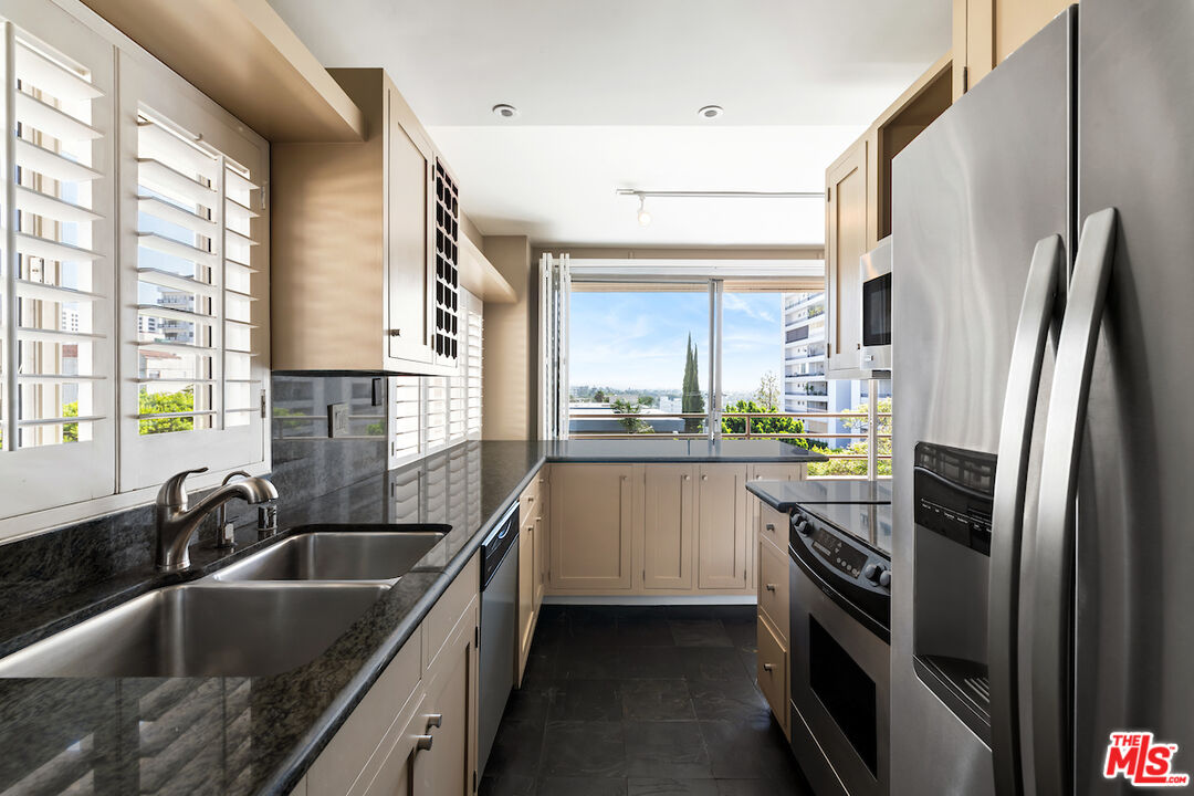 1131 Alta Loma Rd Unit: 202