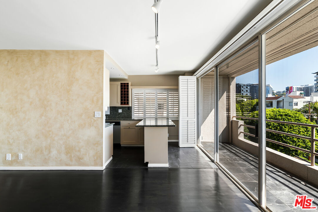 1131 Alta Loma Rd Unit: 202