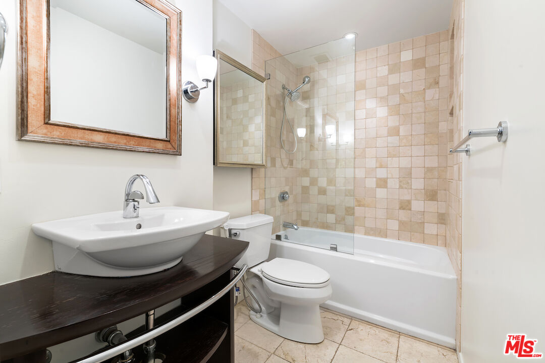 1131 Alta Loma Rd Unit: 202