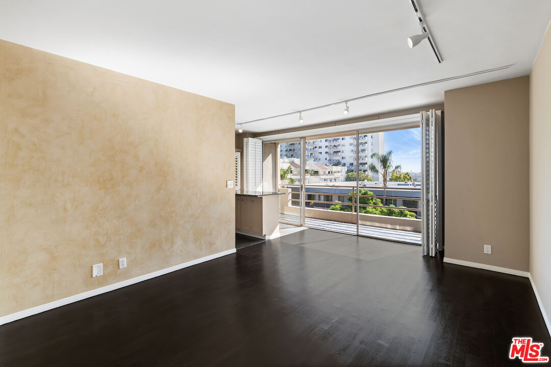 1131 Alta Loma Rd Unit: 202