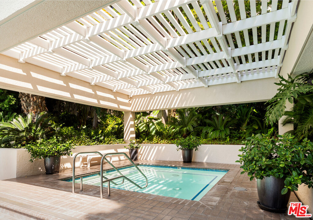 1131 Alta Loma Rd Unit: 202