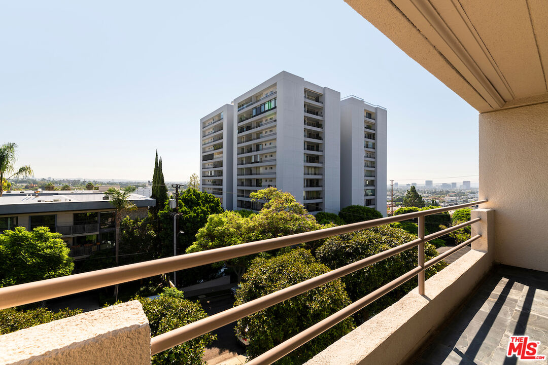 1131 Alta Loma Rd Unit: 202