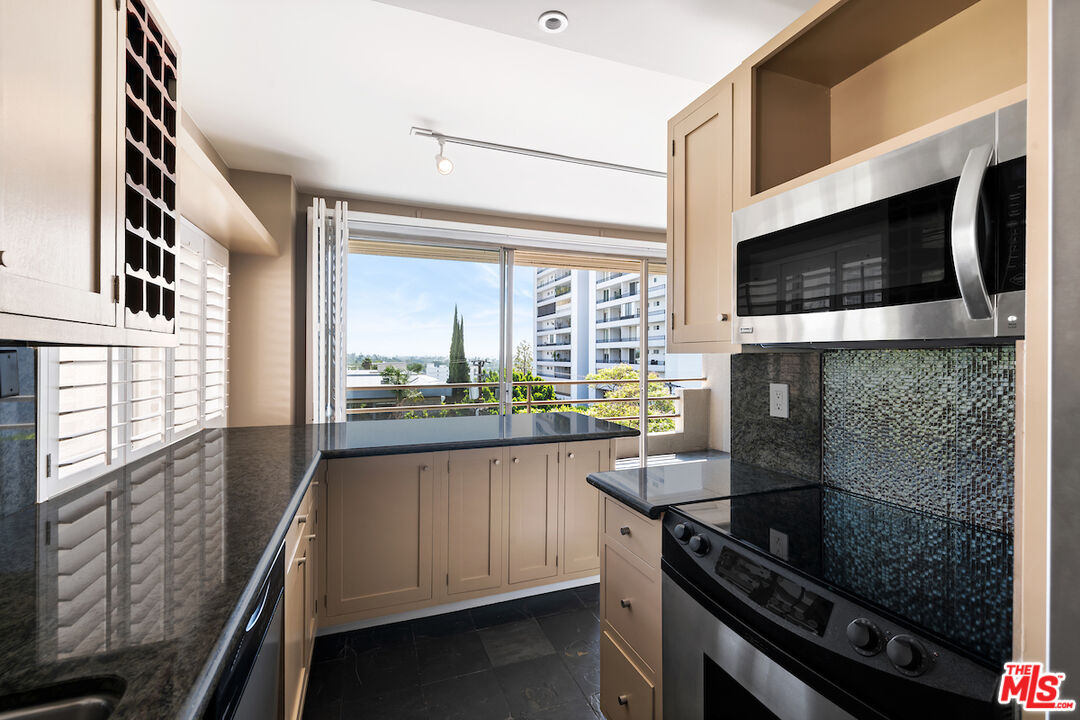 1131 Alta Loma Rd Unit: 202