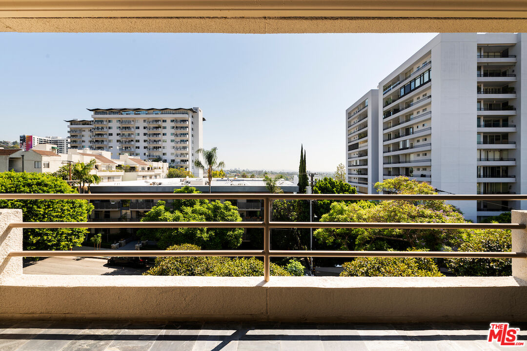 1131 Alta Loma Rd Unit: 202