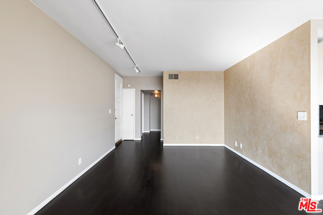 1131 Alta Loma Rd Unit: 202