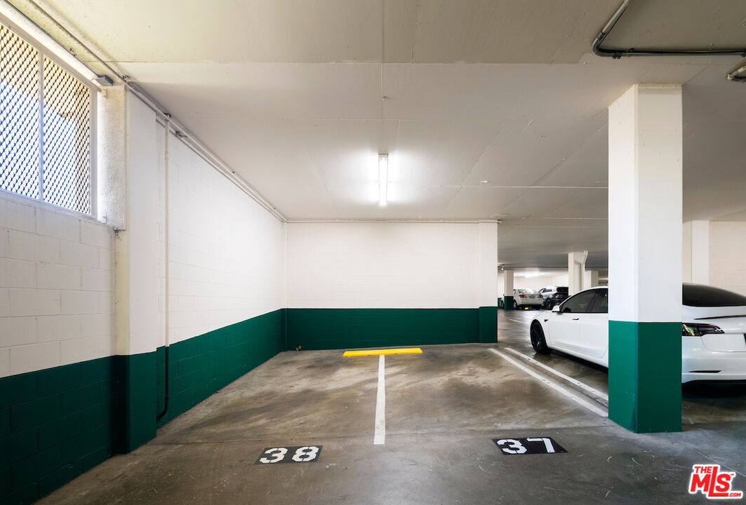 1131 Alta Loma Rd Unit: 202