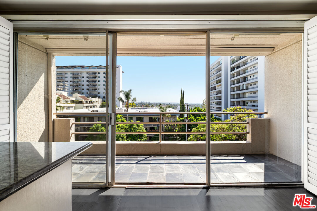 1131 Alta Loma Rd Unit: 202