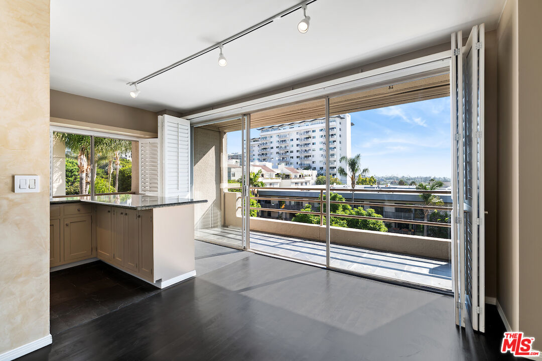 1131 Alta Loma Rd Unit: 202