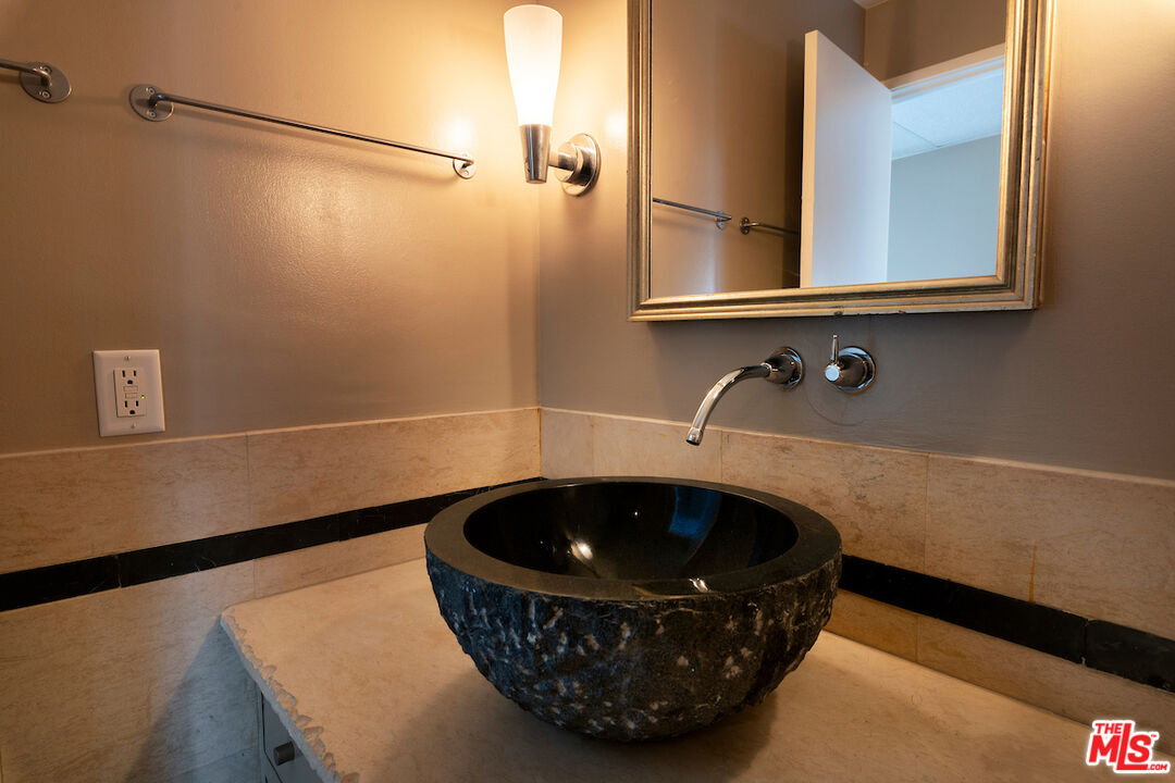 1131 Alta Loma Rd Unit: 202