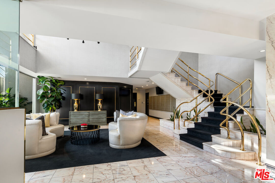 1131 Alta Loma Rd Unit: 202