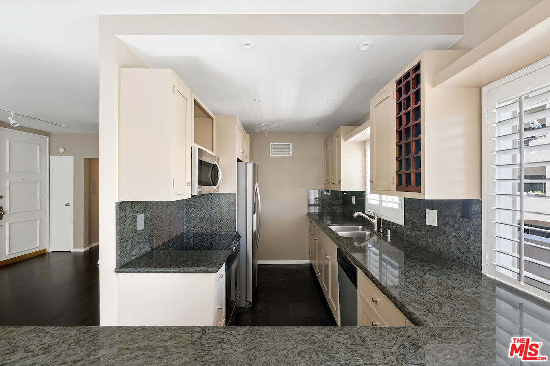 1131 Alta Loma Rd Unit: 202