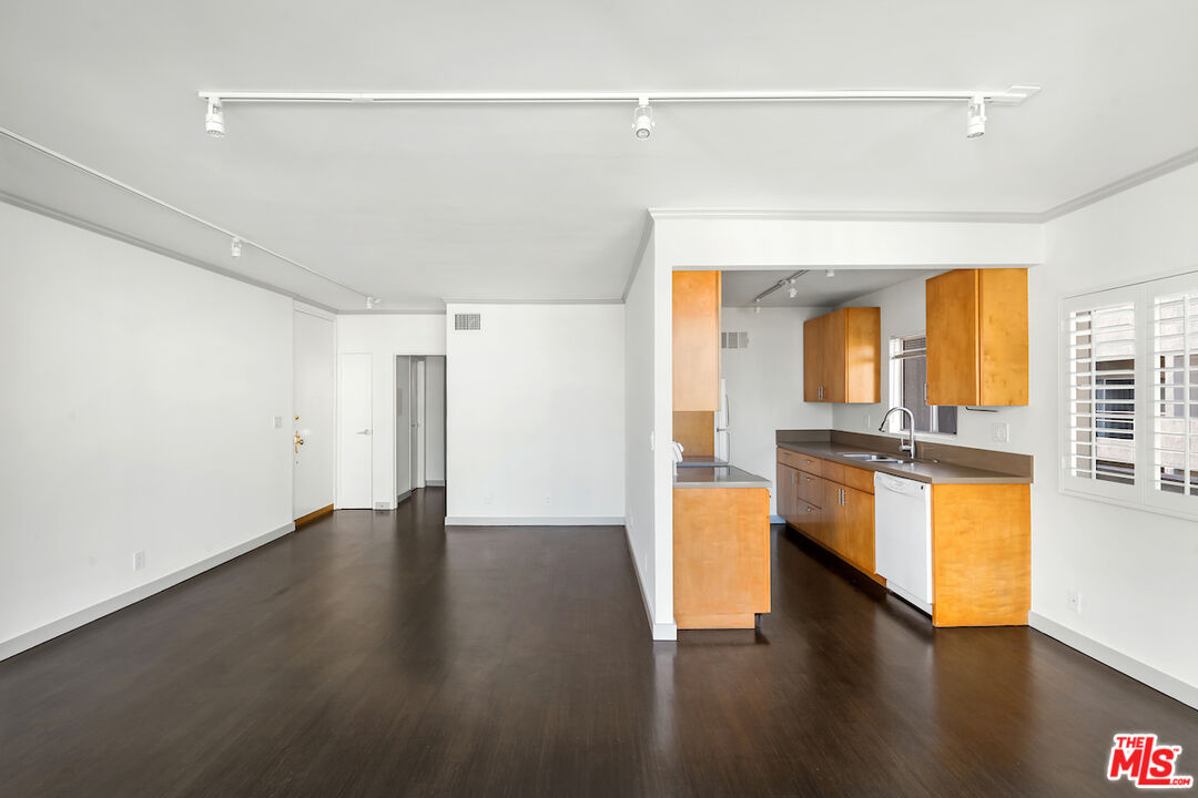 1131 Alta Loma Rd Unit: 502