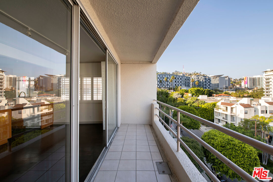 1131 Alta Loma Rd Unit: 502