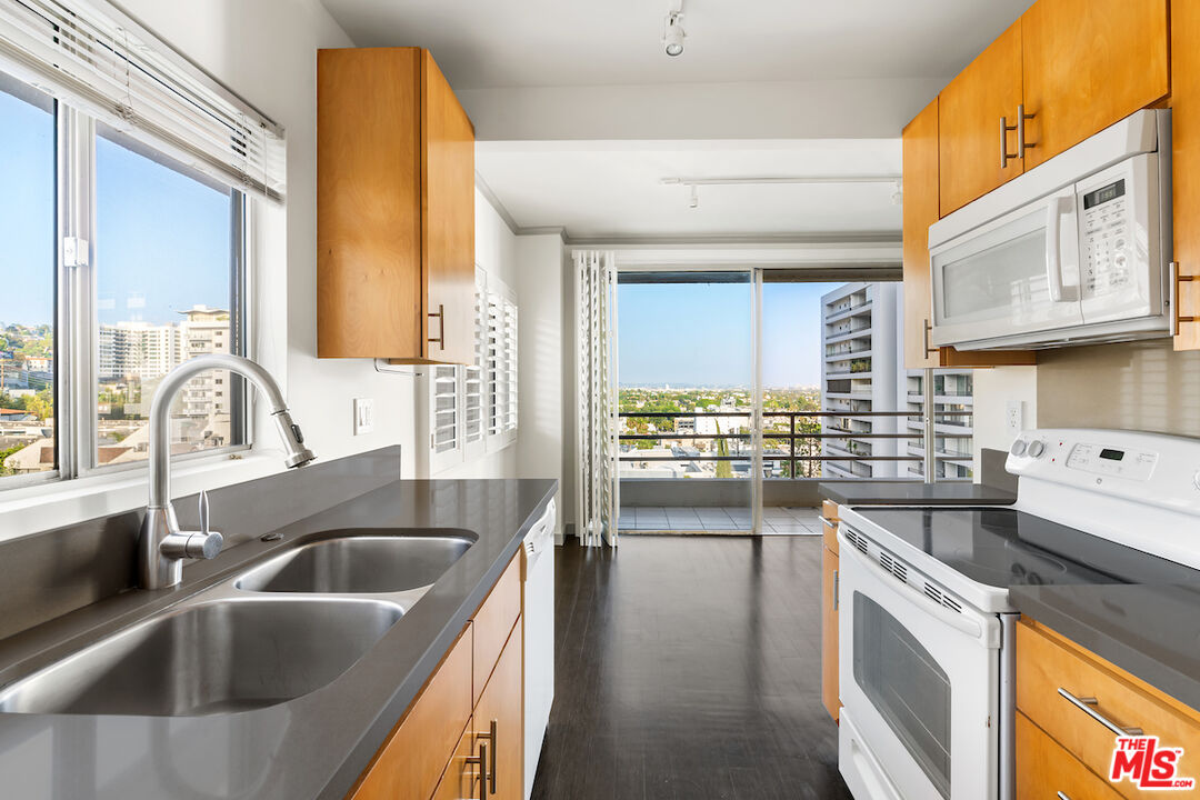 1131 Alta Loma Rd Unit: 502