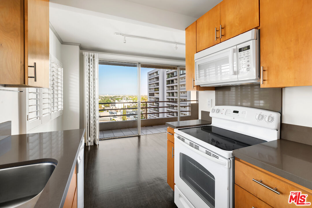 1131 Alta Loma Rd Unit: 502