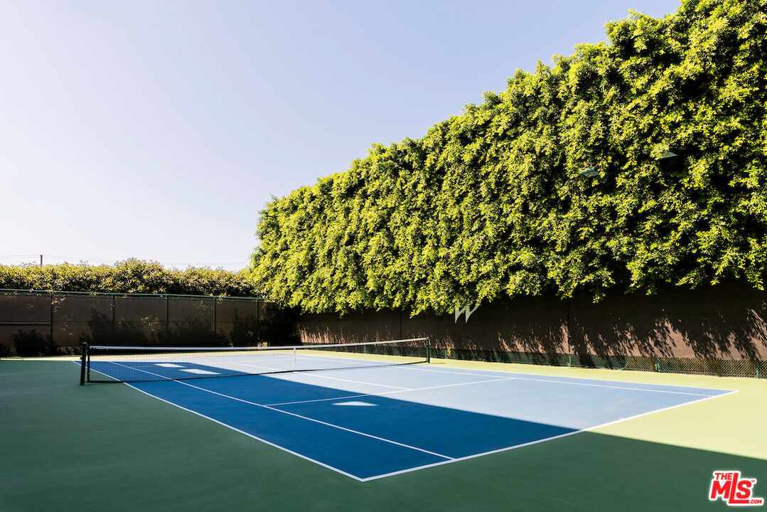 1131 Alta Loma Rd Unit: 502