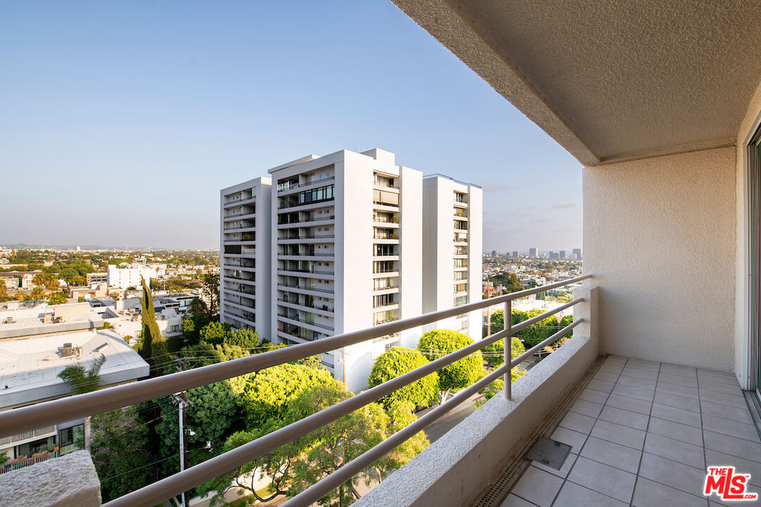 1131 Alta Loma Rd Unit: 502