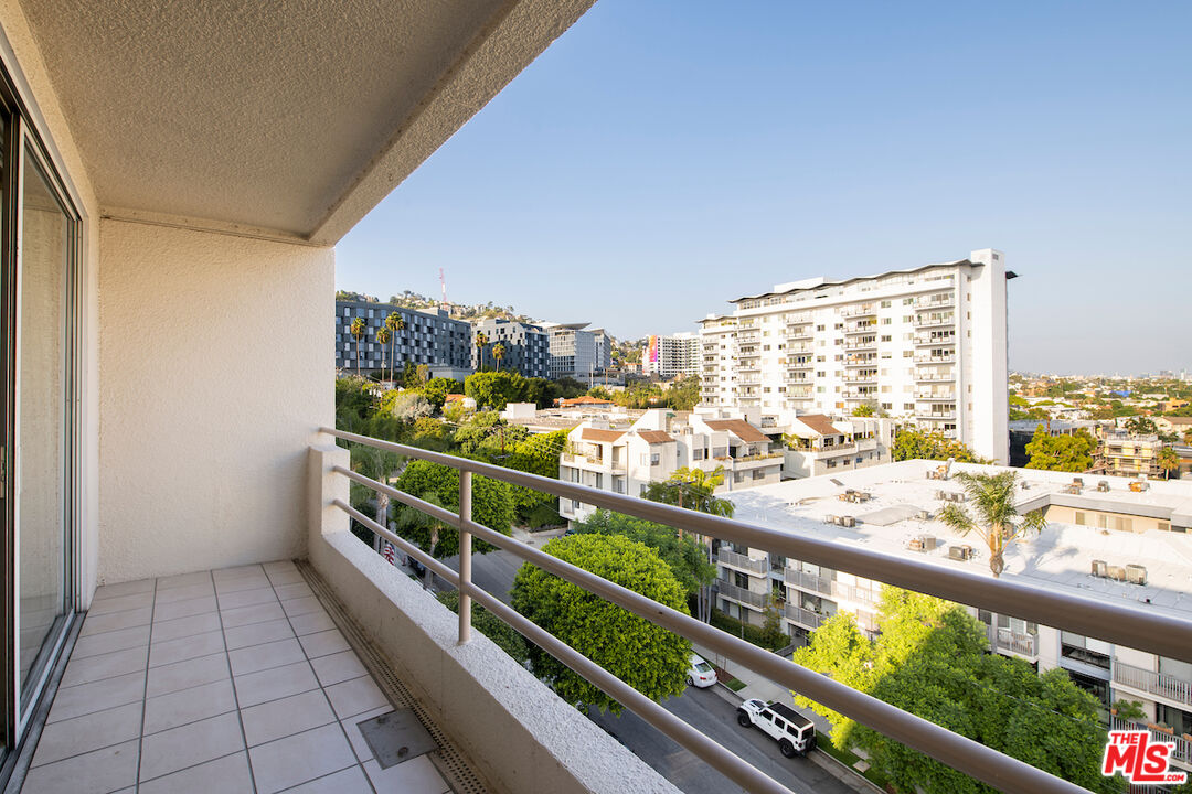 1131 Alta Loma Rd Unit: 502