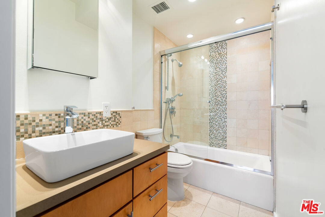 1131 Alta Loma Rd Unit: 502