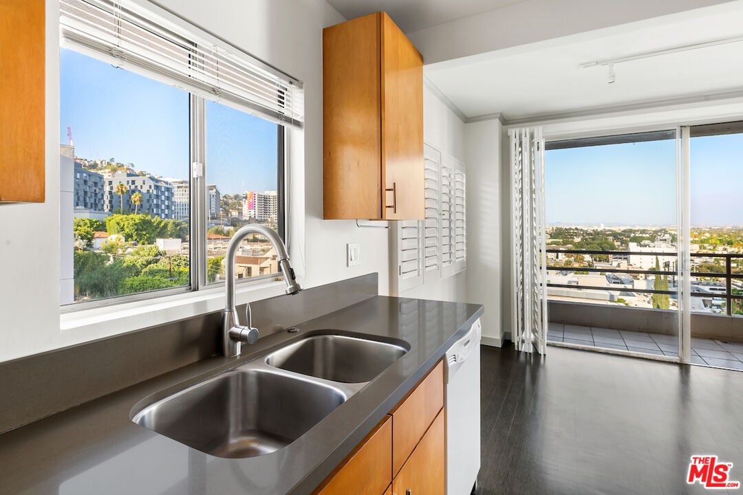 1131 Alta Loma Rd Unit: 502