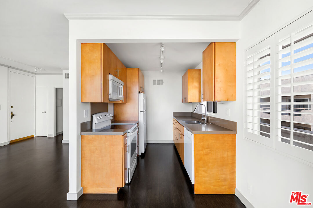 1131 Alta Loma Rd Unit: 502