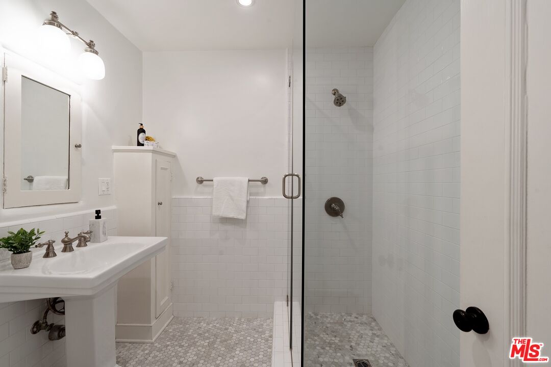 6225 Del Valle Dr