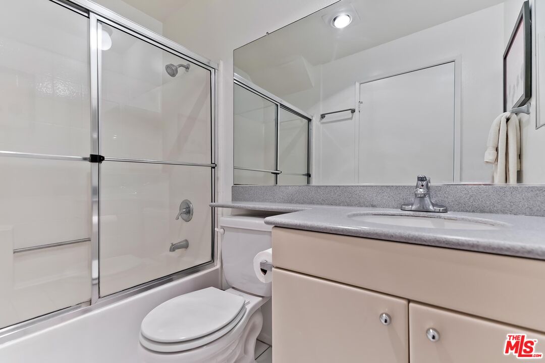 1060 Everett Pl Unit: 5